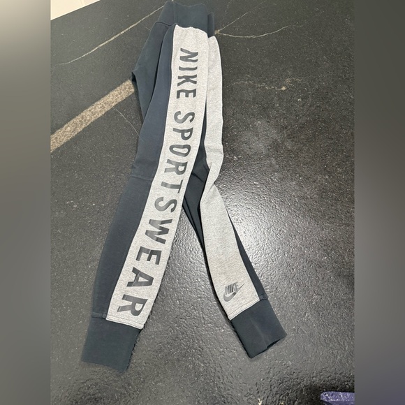 Nike Women's XS Black Gray Leggings Logo Nike Sportswear Down Leg - Picture 1 of 15